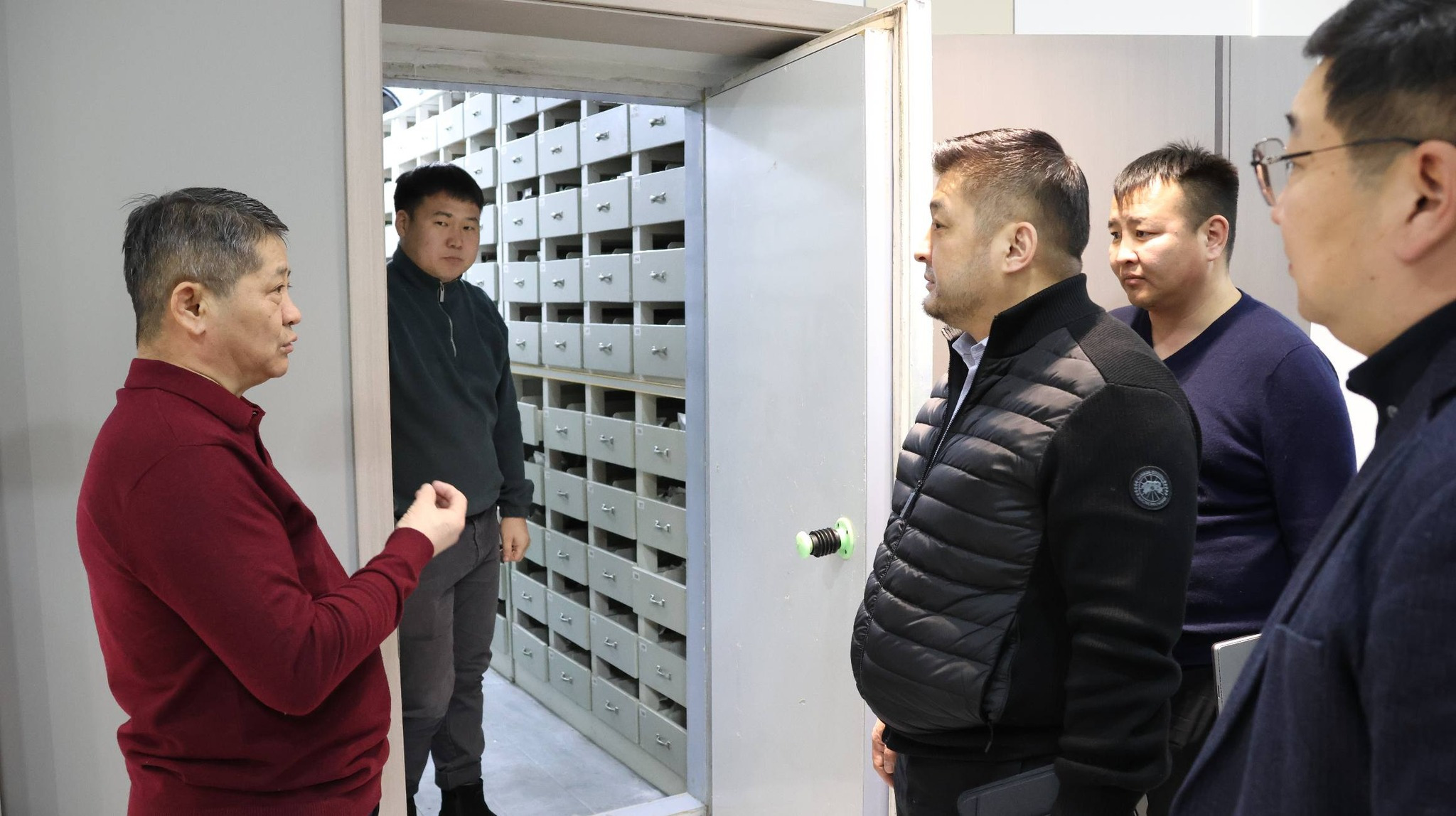 Ургамал, газар тариалангийн эрдэм шинжилгээний хүрээлэнгийн үйл ажиллагаатай танилцав